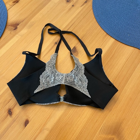 Like new Victoria’s Secret black criss cross back bra - Picture 4 of 4